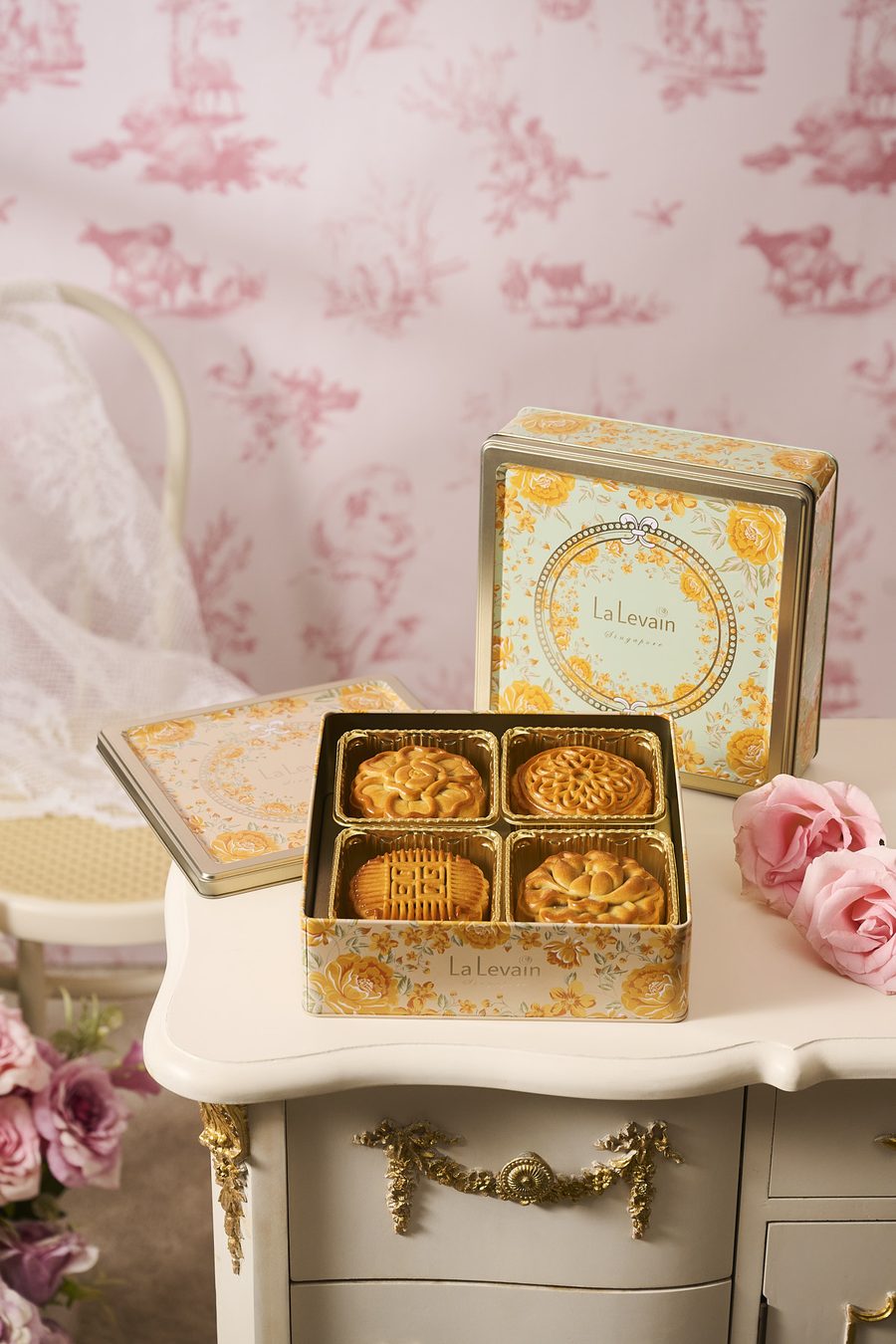 Traditional mooncakes in Le Coffret