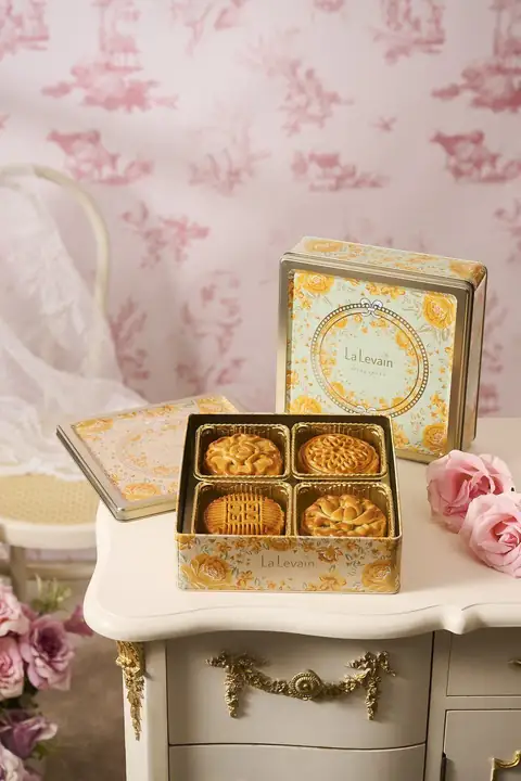 Traditional mooncakes in Le Coffret